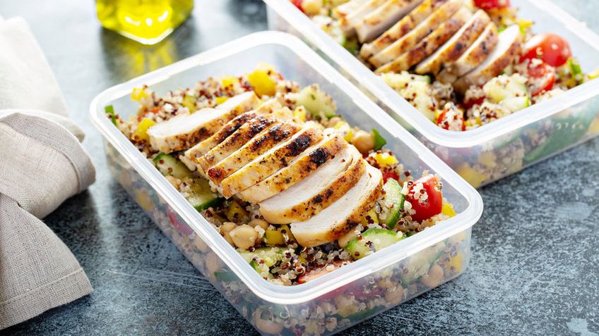 Białko, które nazywamy proteinami stanowi główny materiał budulcowy organizmu. Odpowiada za szereg funkcji życiowych. Niedobór białka może objawiać się nieprawidłowym fukcjonowaniem układu immunologicznego.