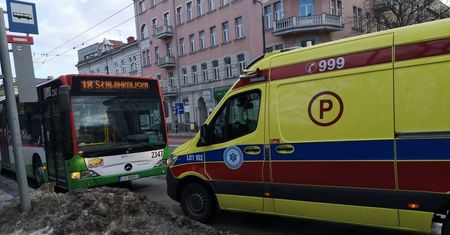 Drzwi autobusu przytrzasnęły pasażerce nogę, gdy próbowała wejść do pojazdu. Młoda kobieta upadła na chodni