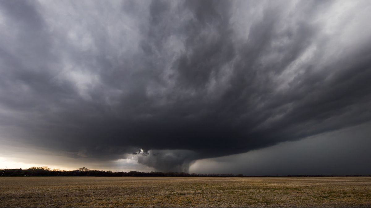 Mike Olbinski pokazał cały cykl życia tornada na jednym filmie poklatkowym 1