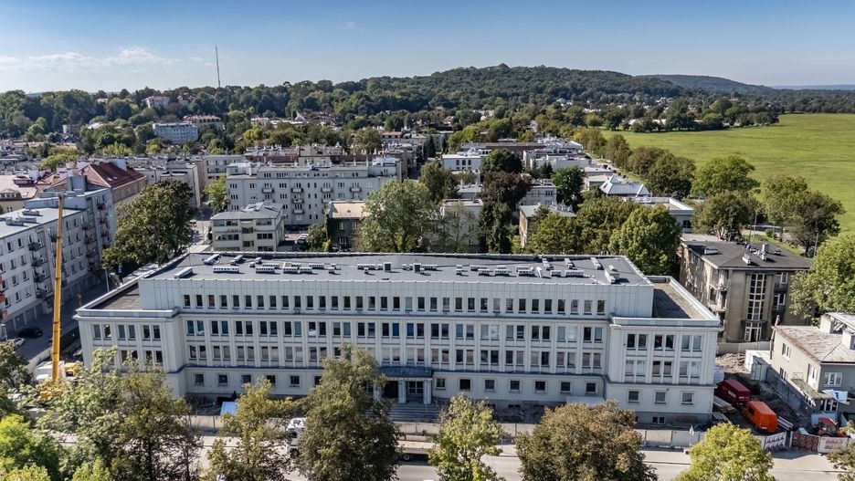 Budynek Miastoprojektu stoi w sąsiedztwie Błoń i stadionu Cracovii