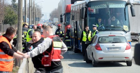 Wypadek autokaru. Ciężarówka wjechała w autobus z dziećmi