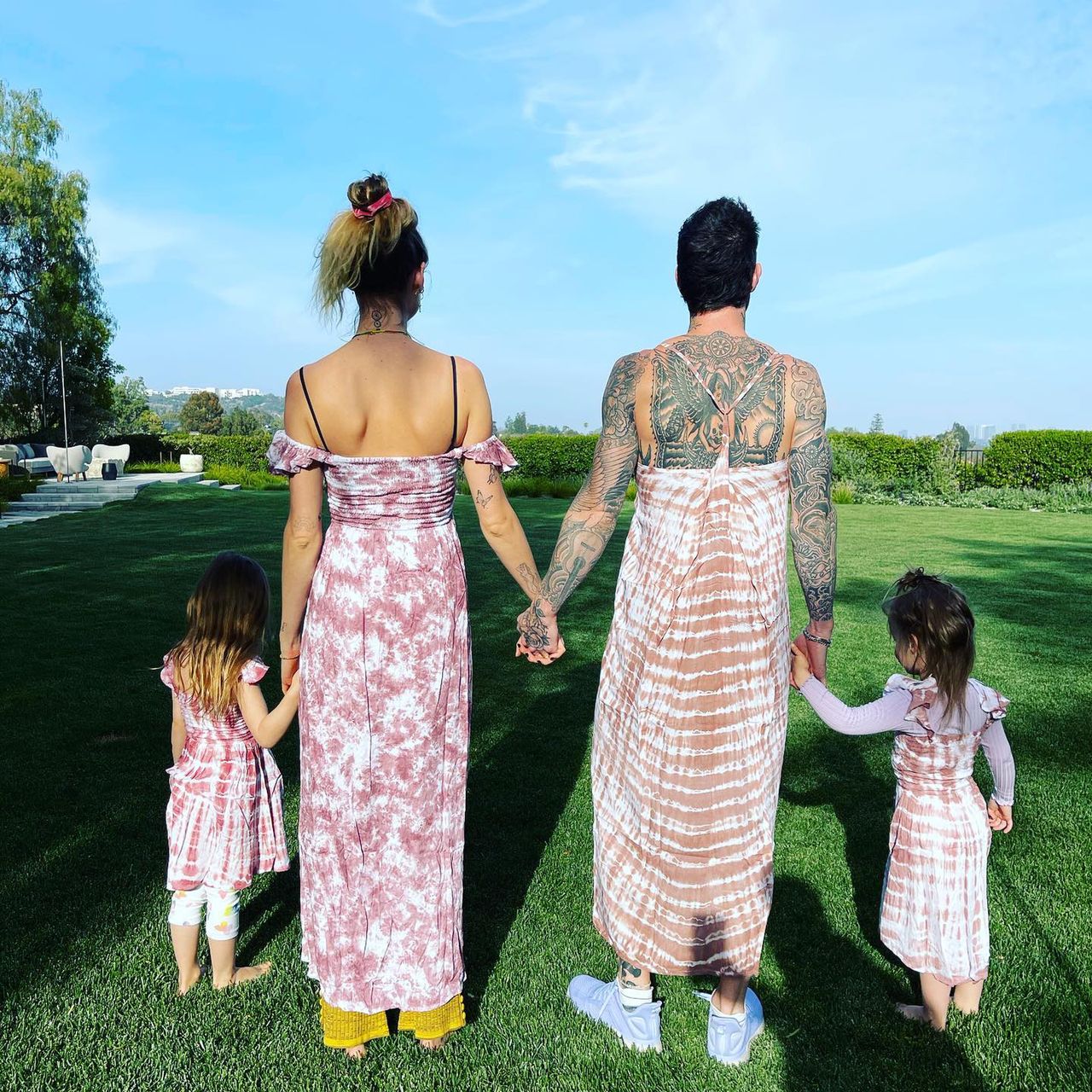 Adam Levine z żoną i córkami