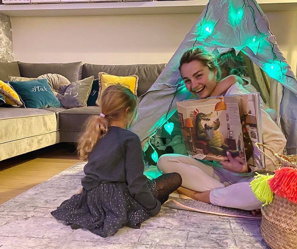 Małgorzata Socha czyta córce w "bazie"