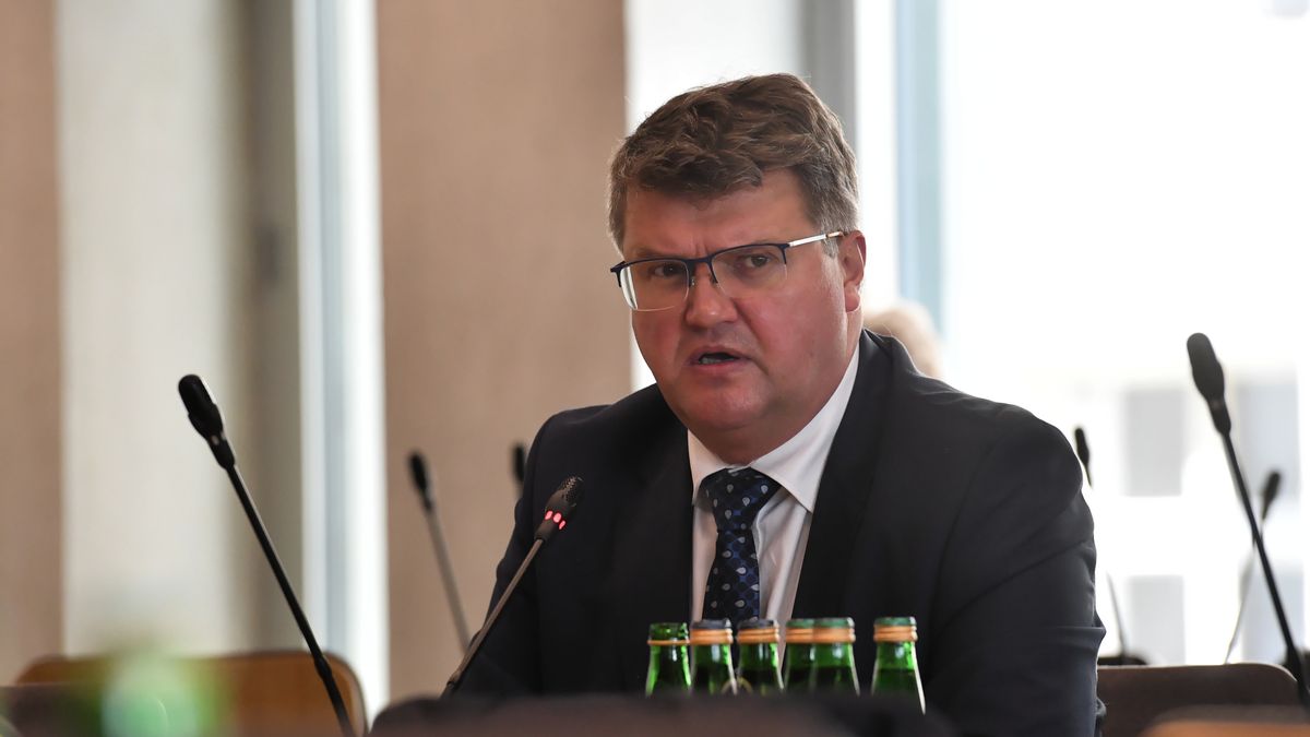 Warszawa, 12.10.2021. Wiceminister spraw wewnętrznych i administracji Maciej Wąsik podczas posiedzenia sejmowej Komisji Administracji i Spraw Wewnętrznych, 12 bm. w Sejmie w Warszawie. Komisja kontynuuje posiedzenie, na którym rozpatrywany jest wniosek KO o przedstawienie na posiedzeniu Sejmu "Informacji Ministra Spraw Wewnętrznych i  Administracji na temat działań podjętych przez Komendanta Głównego Policji oraz Komendanta Wojewódzkiego Policji we Wrocławiu w celu wyjaśnienia okoliczności śmierci osób w trakcie interwencji dolnośląskich policjantów oraz działań dyscyplinarnych podjętych wobec funkcjonariuszy przeprowadzających przedmiotowe interwencje". (jm) PAP/Piotr Nowak