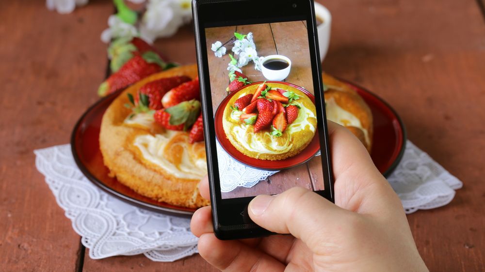 Wykonywanie zdjęcia potrawie z depositphotos