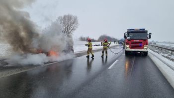 Strzelce Opolskie: Pożar samochodu na A4. Szybka reakcja Żandarmerii Wojskowej zapobiegła większym stratom