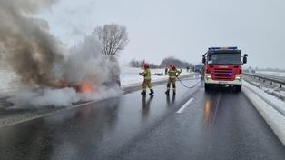 Strzelce Opolskie: Pożar samochodu na A4. Szybka reakcja Żandarmerii Wojskowej zapobiegła większym stratom