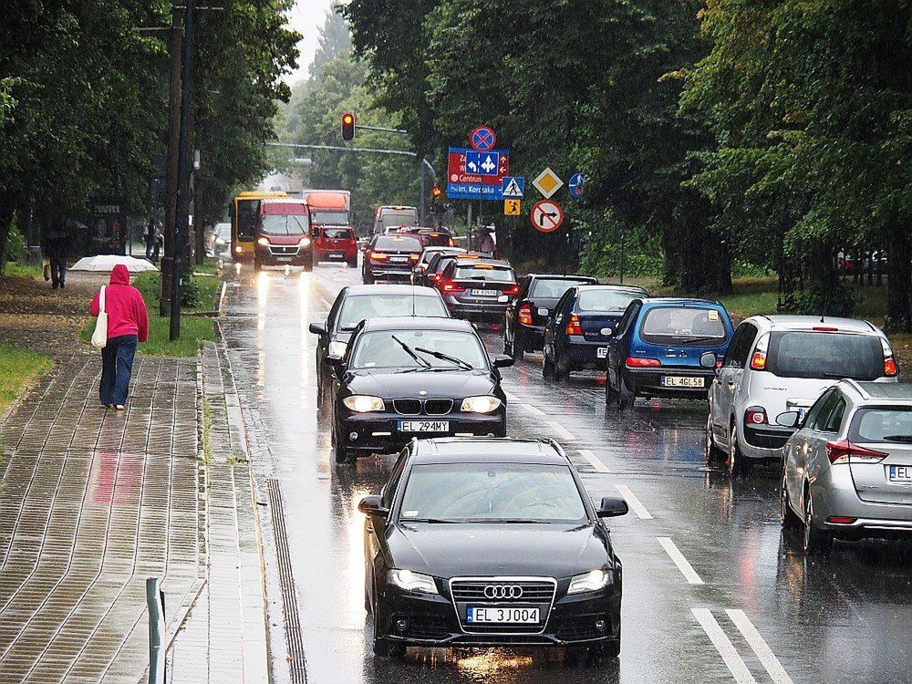 Łódzkie ulice nie zostały zalane, ale kałuż nie brakuje...