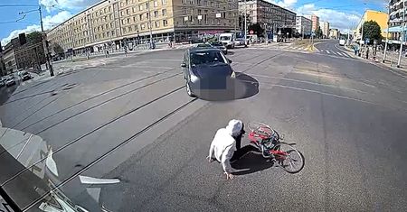 Rowerzysta wyprzedzał i wywrócił się tuż przed autobusem. Kierowca zapobiegł tragedii