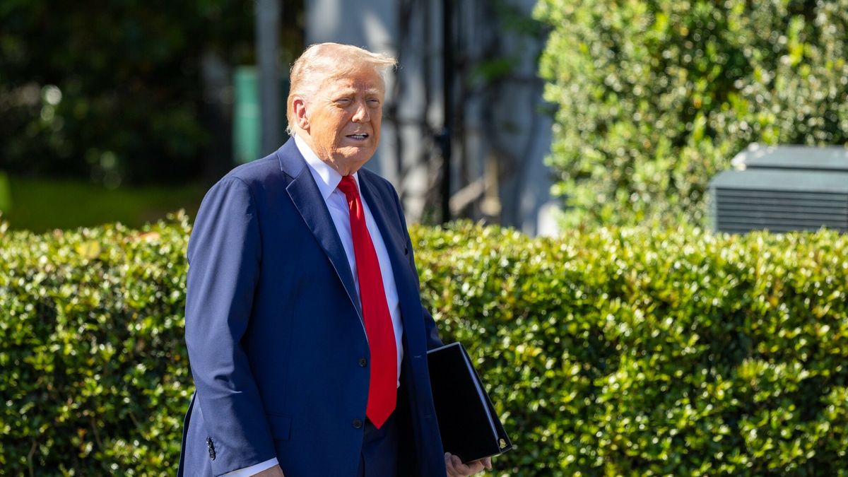 Archiwum zagraniczne East News 2025-04
(250429) -- WASHINGTON, April 29, 2025 (Xinhua) -- U.S. President Donald Trump arrives to welcome the Super Bowl champion Philadelphia Eagles NFL football team to the White House in Washington, D.C., the United States, April 28, 2025.
  A recent poll showed that as U.S. President Donald Trump approaches the 100-day mark of his second term, his approval rating has fallen to the lowest level for any U.S. president at this point in office over the past 80 years. (Xinhua/Hu Yousong)
Hu Yousong