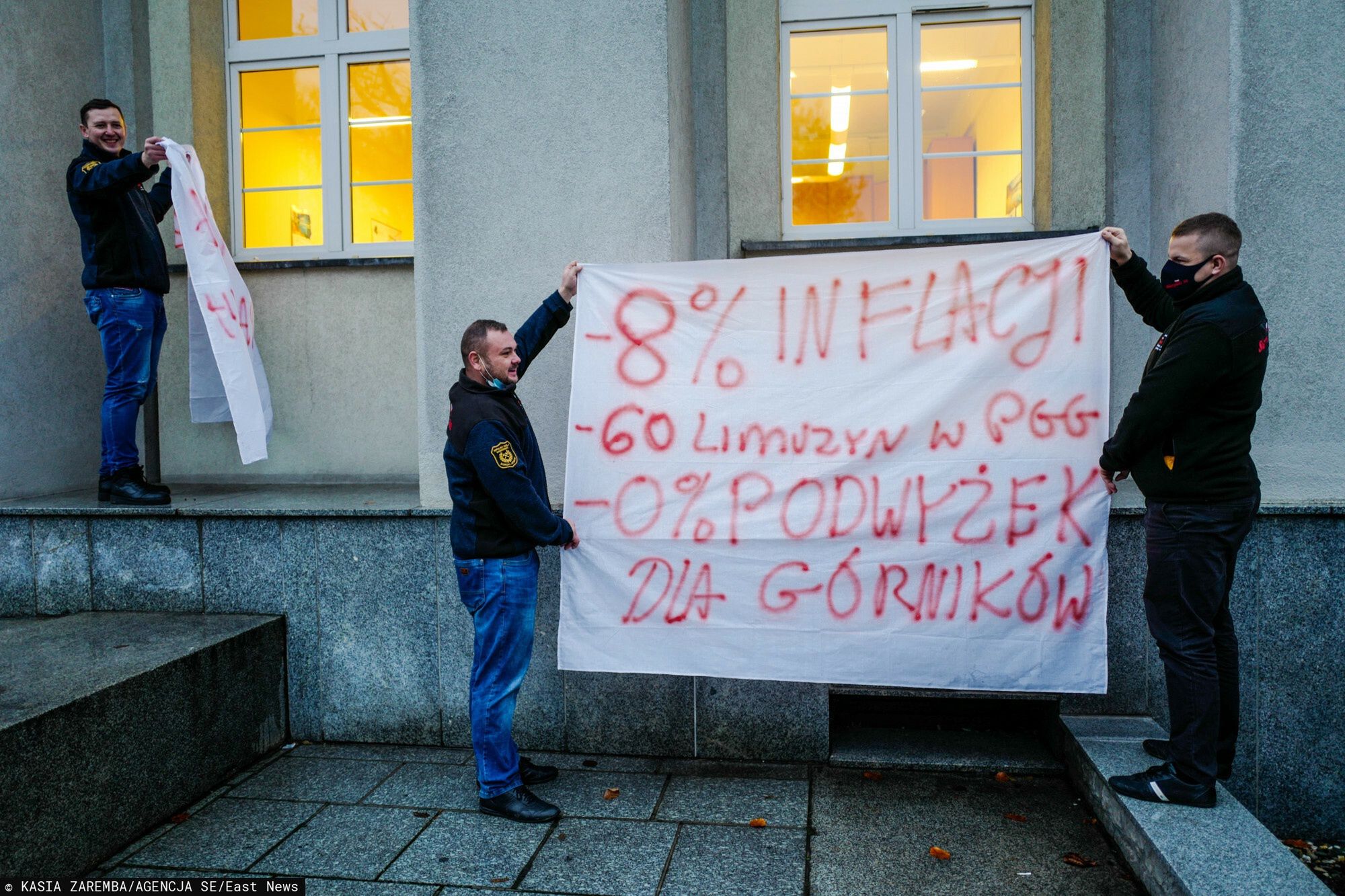 Zwi?zkowcy w siedzibie Polskiej Grupy G�rniczejPHOTO KASIA ZAREMBA  / SUPER EXPRESS KATOWICE ZWIAZKOWCY Z SIERPNIA 80 RAZEM Z GORNIKAMI WESZLI DO POLSKIEJ GRUPY GORNICZEJ 20/12/2021 WSZYSTKIE ZDJECIA NA HTTP://AGENCJA.SE.COM.PLKASIA ZAREMBA