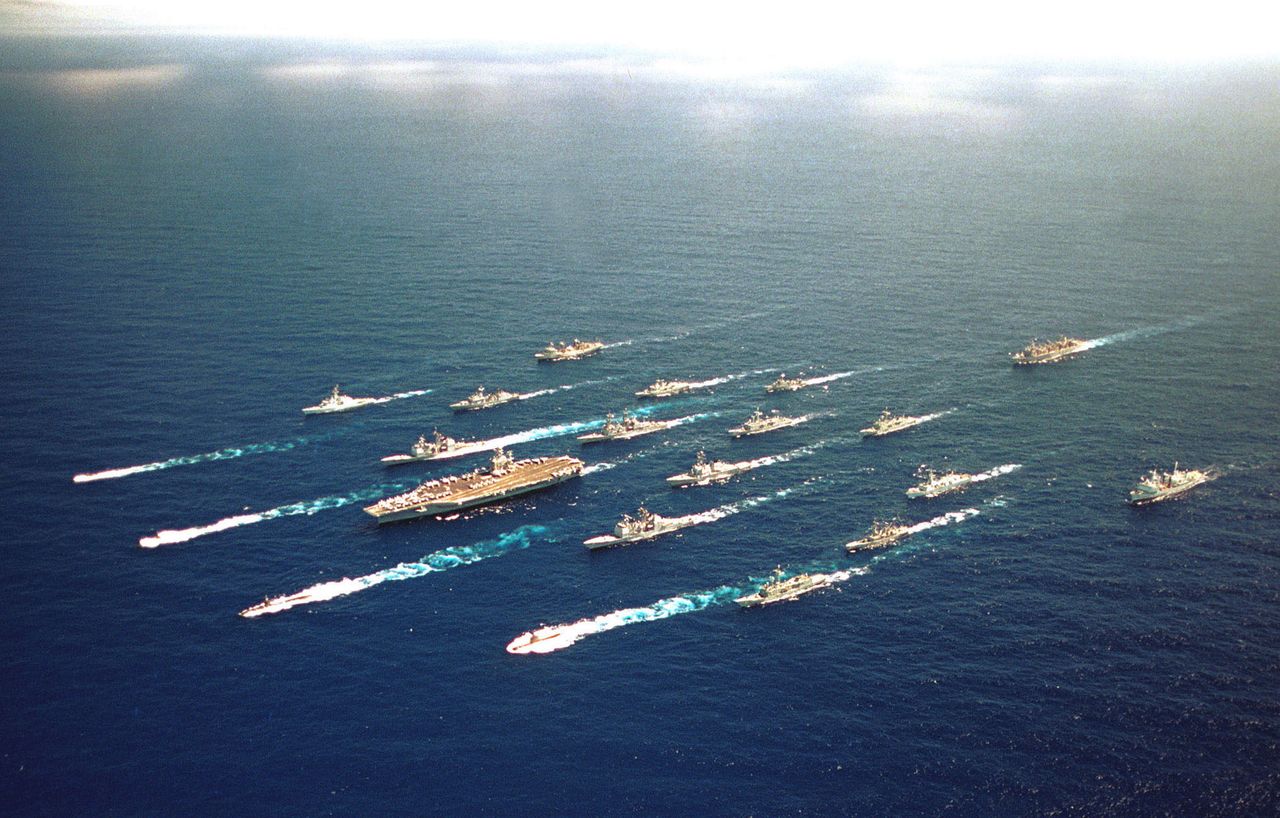 Lotniskowcowa grupa uderzeniowa - USS Abraham Lincoln z towarzyszącymi okrętami