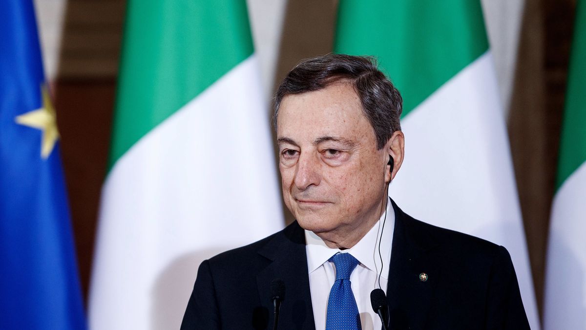 epa09604463 Prime Minister Mario Draghi speaks during the press conference with French President Emmanuel Macron at Villa Madama in Rome, Italy, 26 November 2021, after signing of the Quirinal Treaty between Italy and France.  EPA/ROBERTO MONALDO / POOL Dostawca: PAP/EPA.