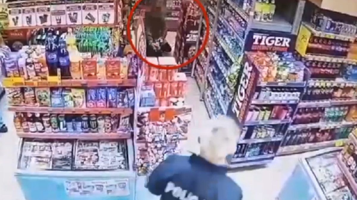 Policjant zauważył kradzież w sklepie.