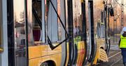 Warszawa: Ciężarówka wjechała w bok tramwaju na Białołęce. Trzy osoby poszkodowane. Duże zniszczenia pojazdów