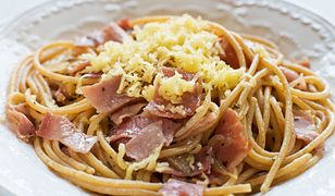 Spaghetti w sosie śmietanowym szynką parmeńską. Prosto i smacznie