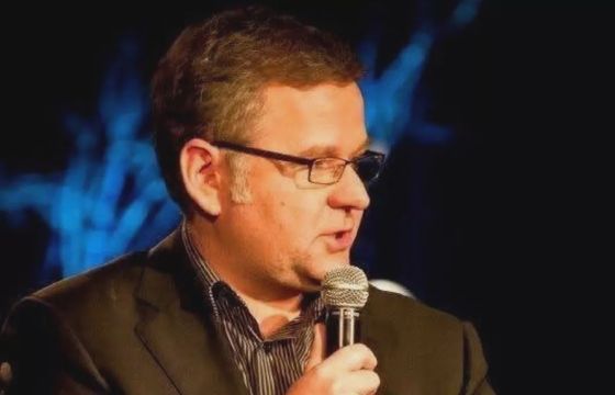 Letnie zmiany w ramówkach RMF MAXX i RMF Classic. Będą felietony Artura Andrusa