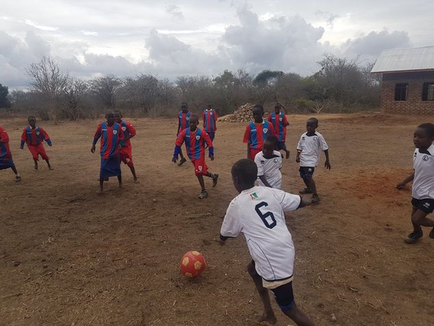 Pomysł Marcina się sprawdził. Dzieciaki zaangażowały się do gry i wciągały w to... magię. (fot. Marcin Kupczak/ Hanys on tour)