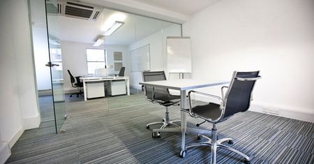 Plamy z kawy i brud na open space? Wakacje to idealny moment na pranie wykładzin w biurach