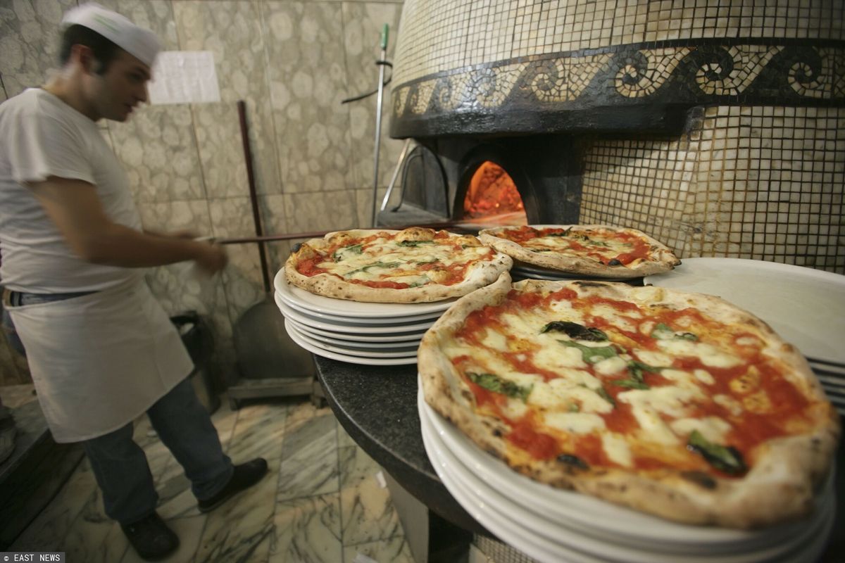 Ubodzy neapolitańczycy w czasach ciężkiego kryzysu przychodzili na pizzę obiecując, że zapłacą za nią za 8 dni. Długi zawsze spłacali 
