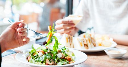 Opłata za talerze. Restaurator: zamawiają obiad i siedzą 2 godziny
