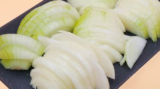 Jak pozbyć się zapachu cebuli z rąk? Skuteczne sposoby