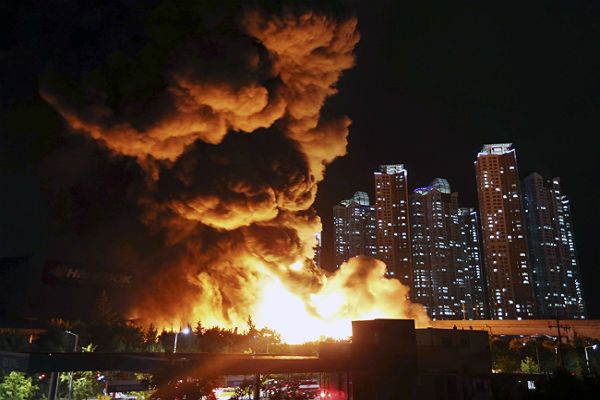 Potężny pożar fabryki w Korei Południowej