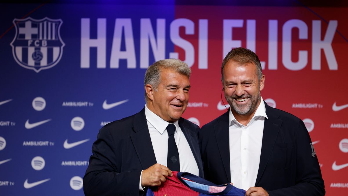 PAP/EPA / ALBERTO ESTEVEZ / Na zdjęciu: Joan Laporta i Hansi Flick