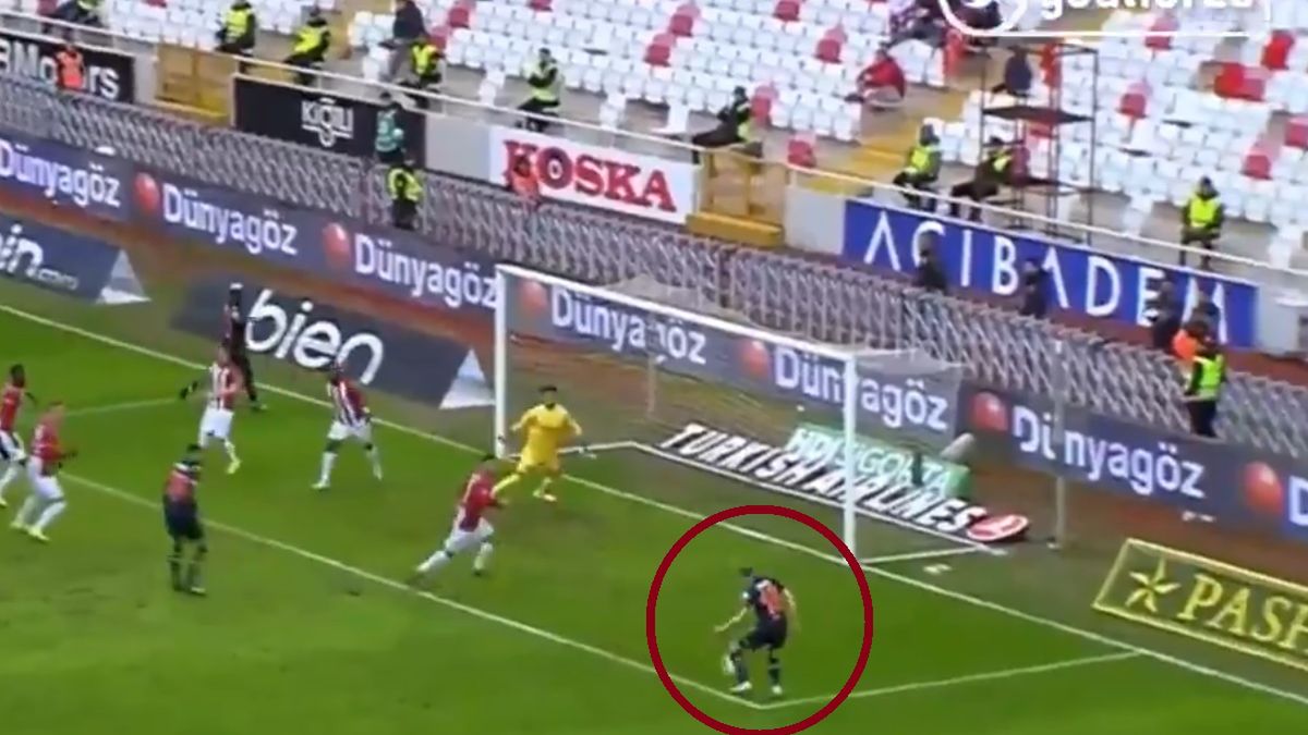 Twitter / Super Lig - Anlik Goller / Na zdjęciu: uderzenie Patryka Szysza