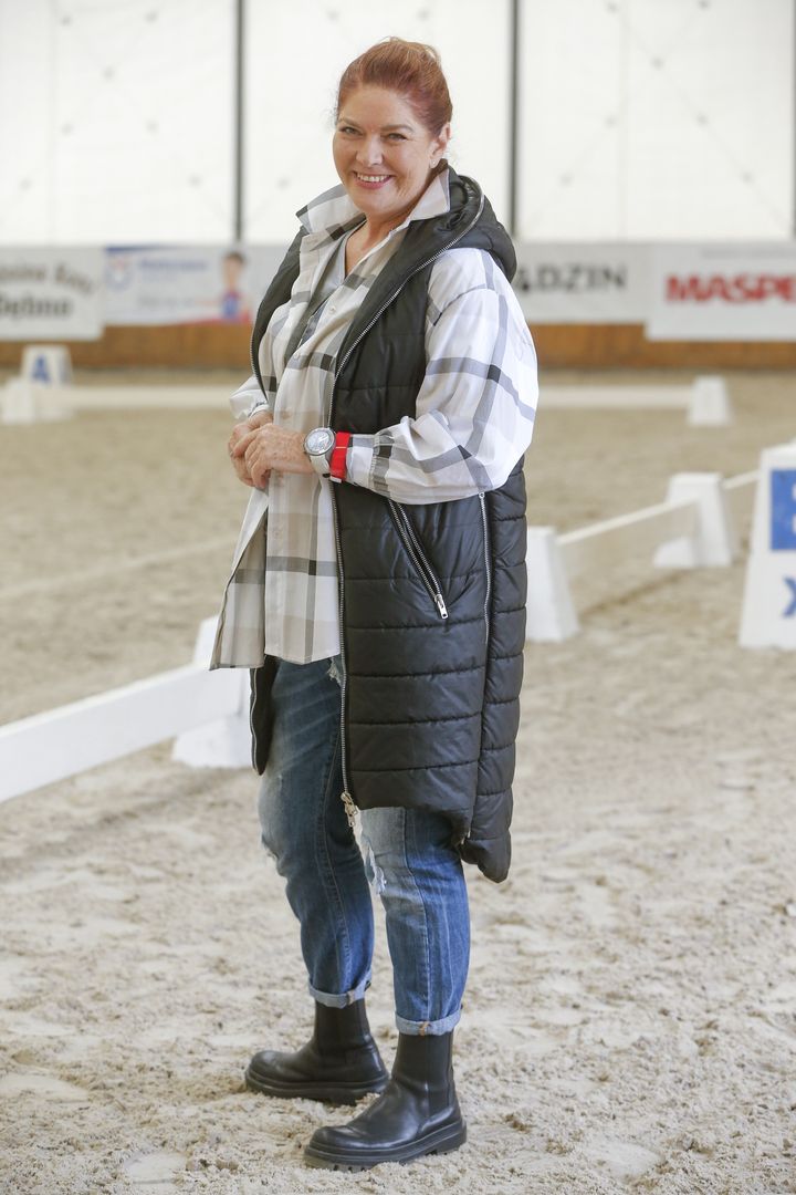 Katarzyna Dowbor w poprzecieranych jeansach 