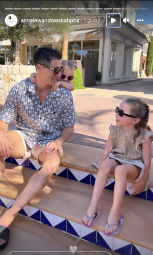Robert Lewandowski con sus hijas (Foto: Instastories Anna Lewandowska)