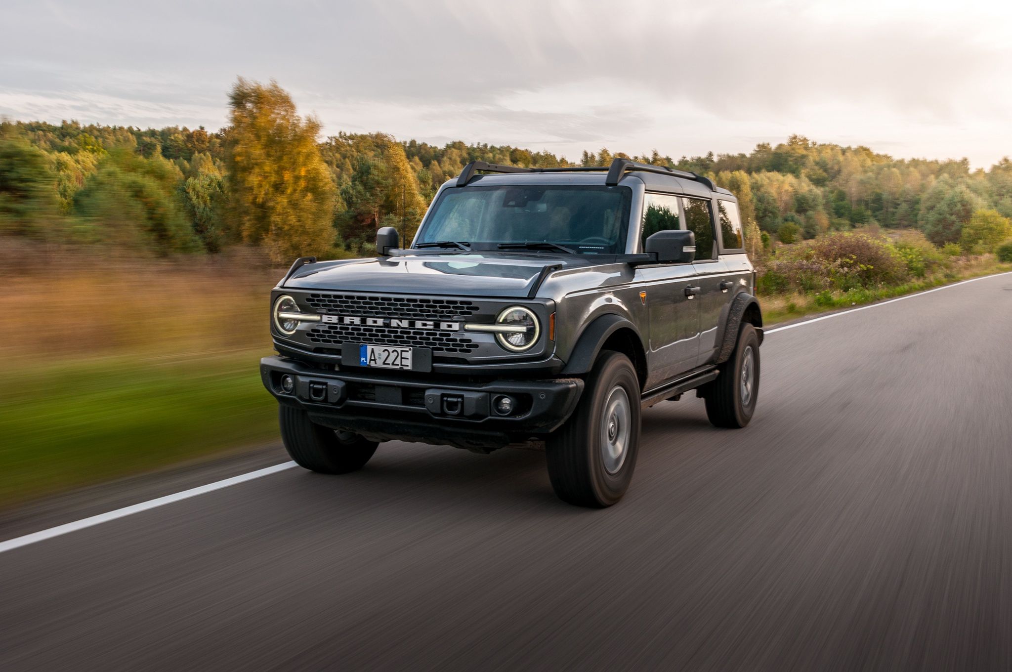 Ford Bronco dzięki niezależnej osi z przodu prowadzi się pewniej niż Wrangler z dwiema sztywnymi. 