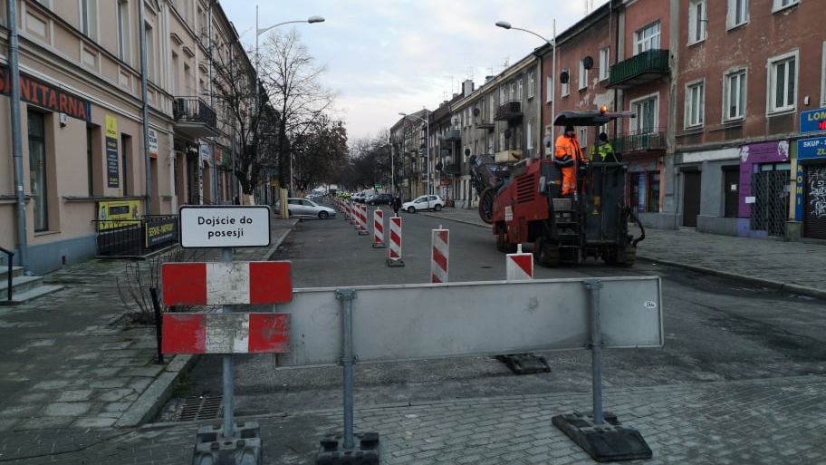 Zaparkowany samochód blokuje remont ul. 1 Maja w Lublinie