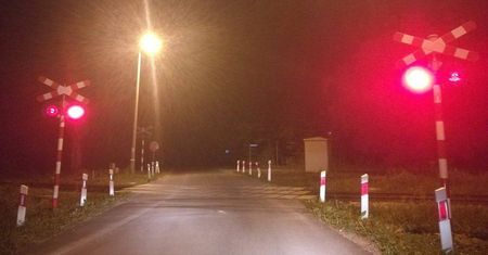 Dęblin: Samochód utknął na przejeździe kolejowym