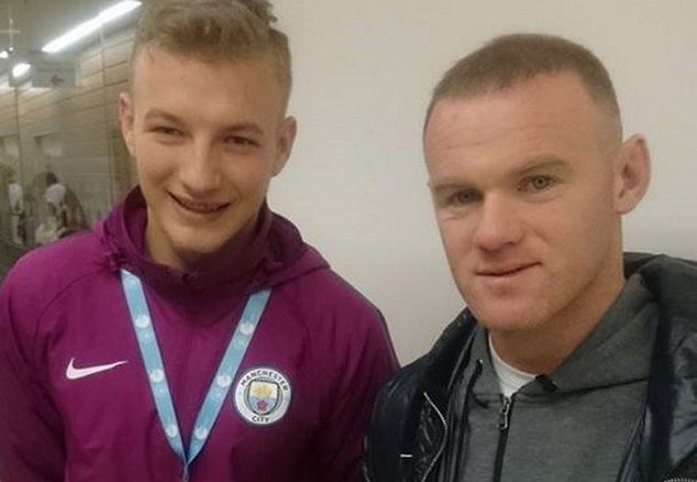 Na zdjęciu: Jakub Bokiej i super gwiazda angielskiej piłki Wayne Rooney. Fot. Archiwum prywatne