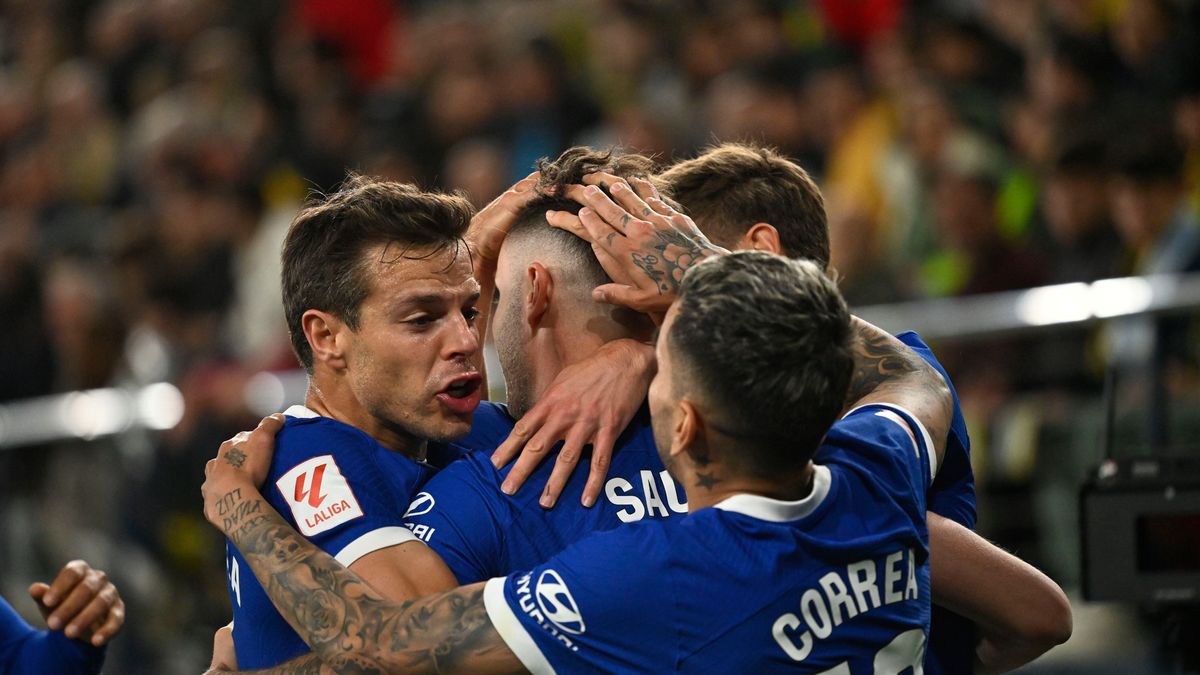 PAP/EPA / PAP/EPA/ANDREU ESTEBAN / Saul Niguez zbiera gratulacje po zdobyciu gola