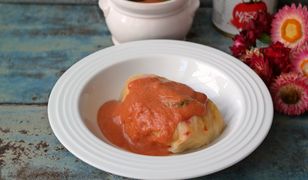 Gołąbki wegetariańskie z papryką z sosem pomidorowym