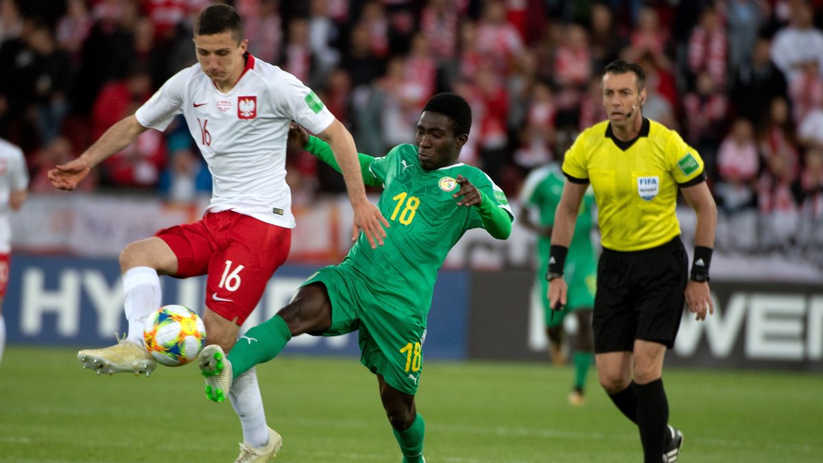 PAP / Grzegorz Michałowski / Na zdjęciu: Bartosz Slisz (z lewej) i Faly Ndaw (z prawej)