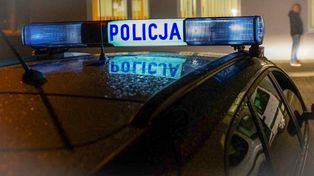 Pijany kierowca uderzył w drzewo w gminie Szczerców, porzucił auto i próbował uciec