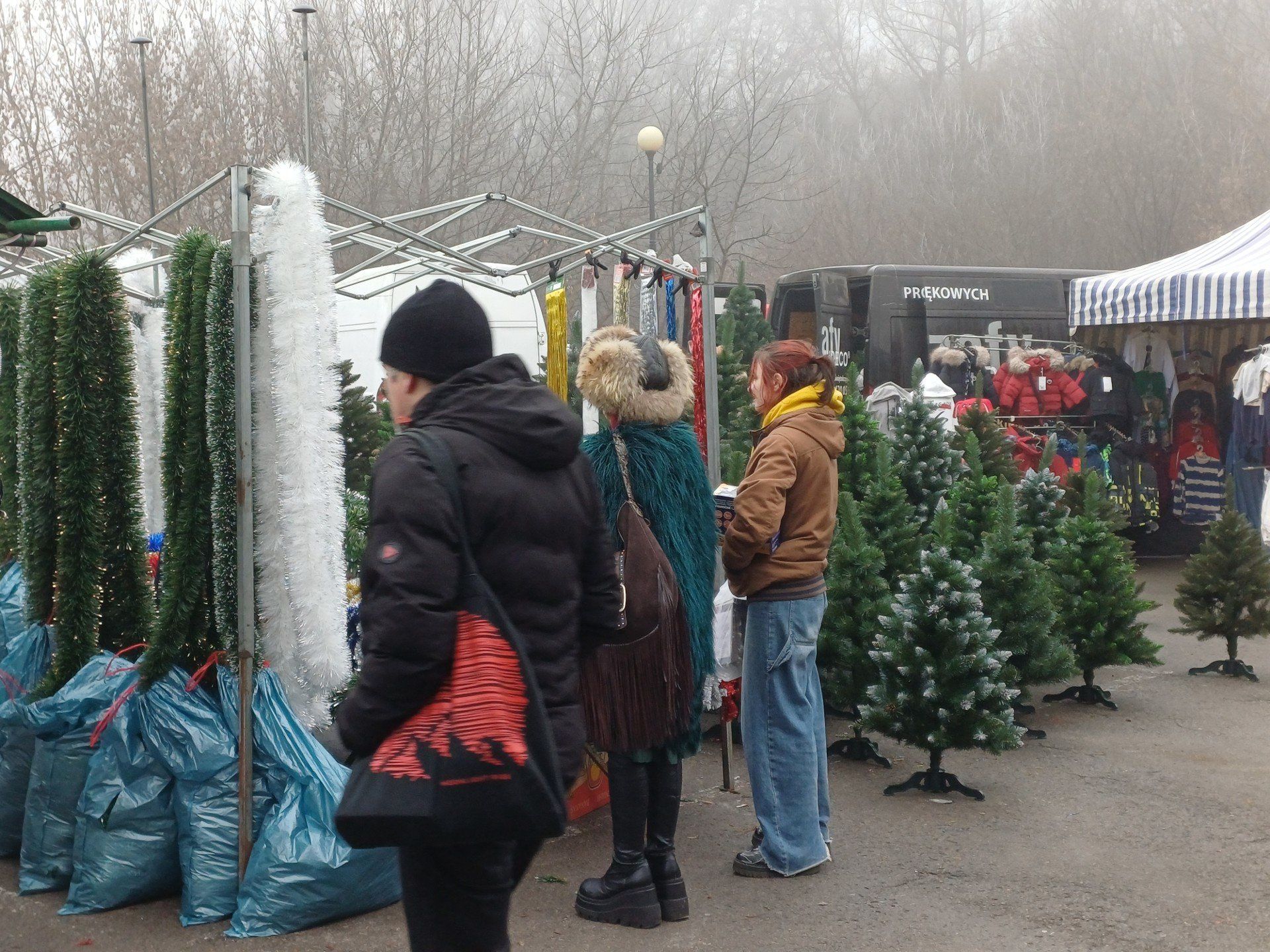 Ostrowiecki niedzielny targ w świątecznej odsłonie