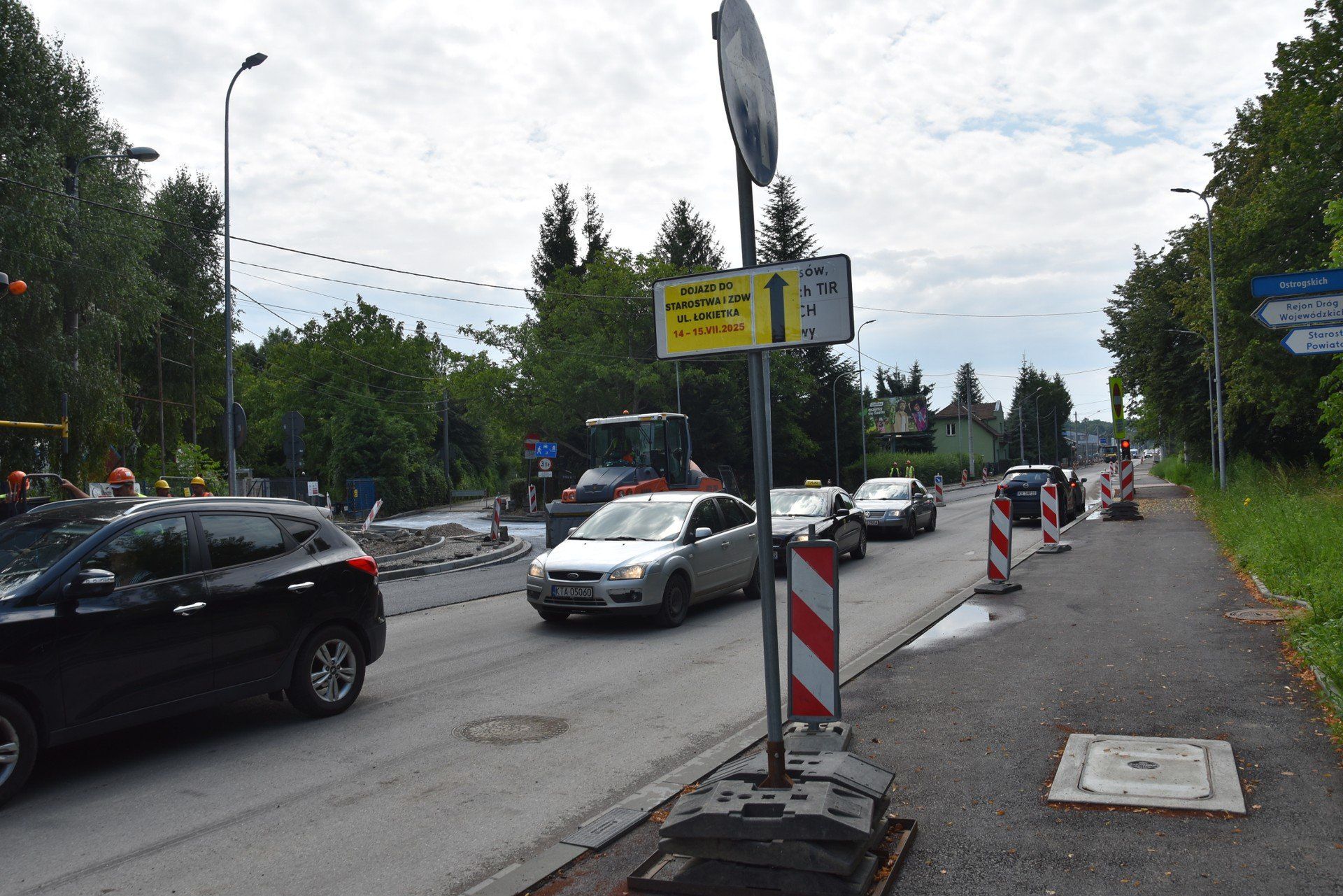 Remont ulicy Tuchowskiej w Tarnowie powoli zbliża się do finału. Kładziony jest asfalt na jednej z nitek przebudowanej drogi, m.in. w rejonie wjazdu w ulicę Ostrogskich