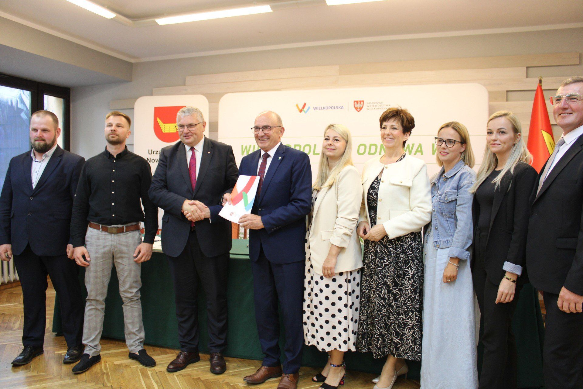 W Nowym Tomyślu samorządowcy podpisali umowy na dofinansowania projektów.