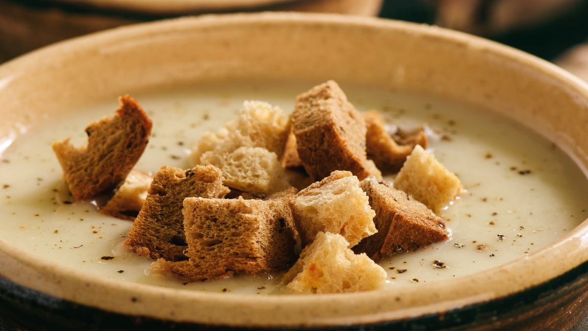 Pyszna zupa czosnkowa z chrupiącymi grzankami