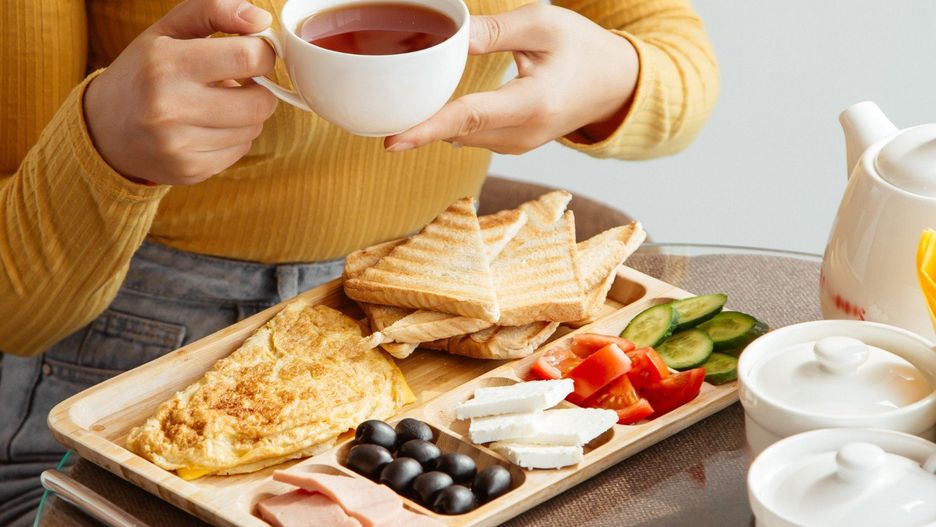 Raport &#34;Nawyki Śniadaniowe Polaków&#34; pokazuje, co wybieramy na pierwszy posiłek.