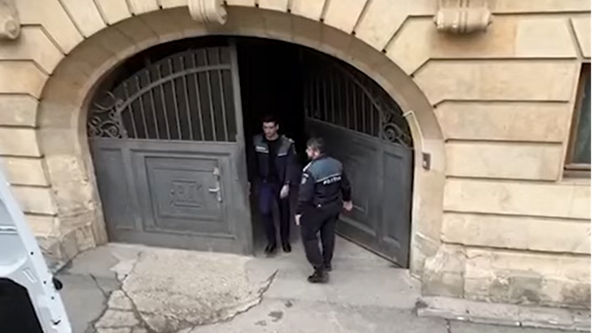 Andrew Tate opuszczający areszt