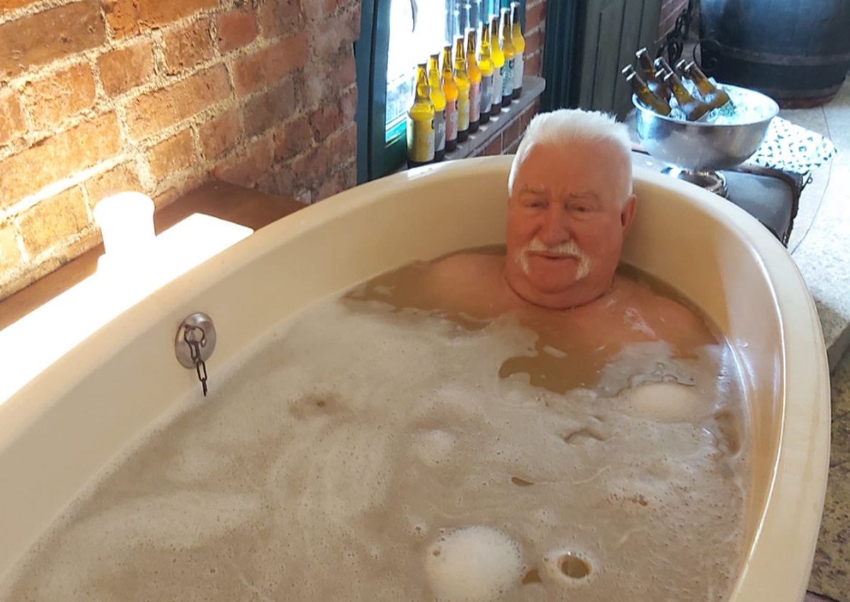 Lech Wałęsa w krainie rozpusty. Spójrzcie tylko, w czym bierze kąpiel