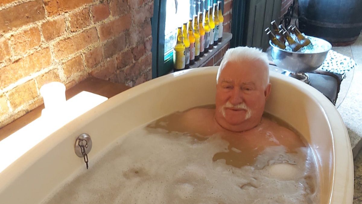 Lech Wałęsa wziął kąpiel w... piwie. Wielu Polaków chętnie by się z nim zamieniło