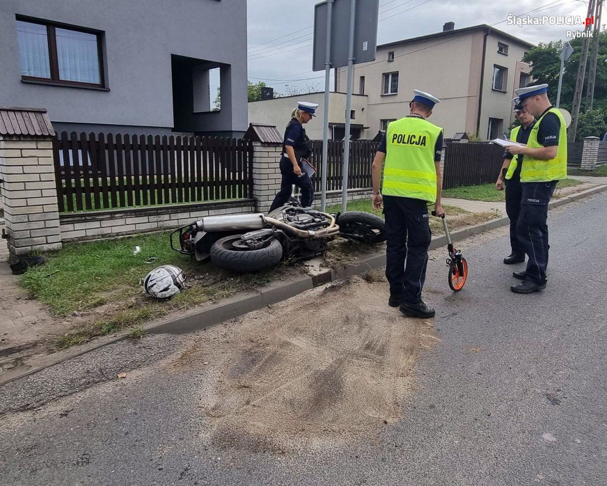 Rybnik. Wypadł drogi i uderzył w ogrodzenie. Trafił do szpitala