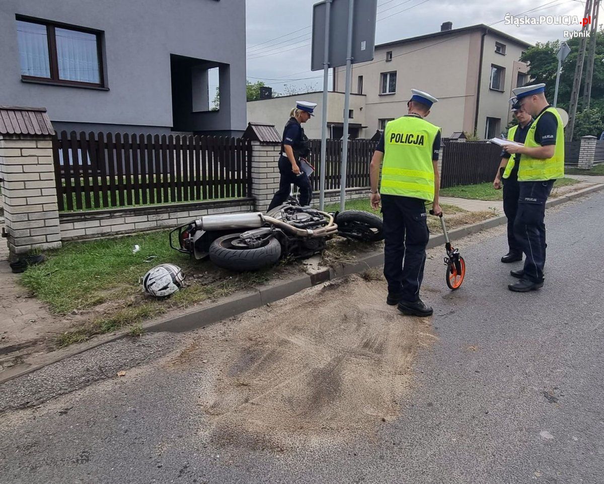 Rybnik. 36-letni motocyklista jazdę zakończył na ogrodzeniu. 