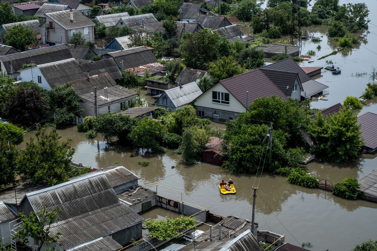 Katastrofa humanitarna po wysadzeniu zapory w Nowej Kachowce. Dron dostarcza wodę pitną